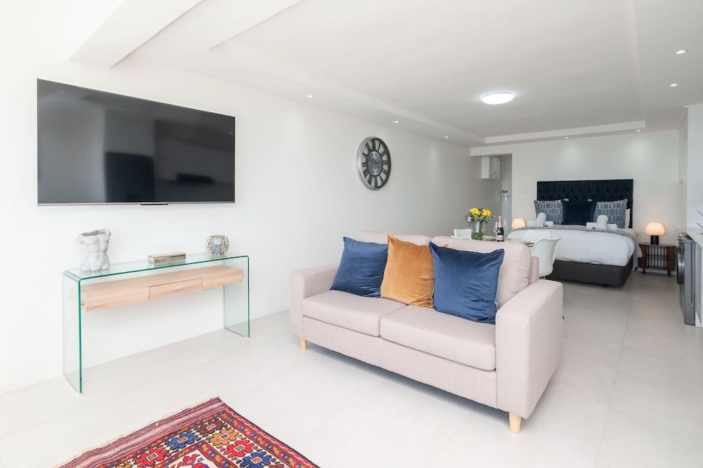Sea Views by the Promenade at Oceanmist Studio