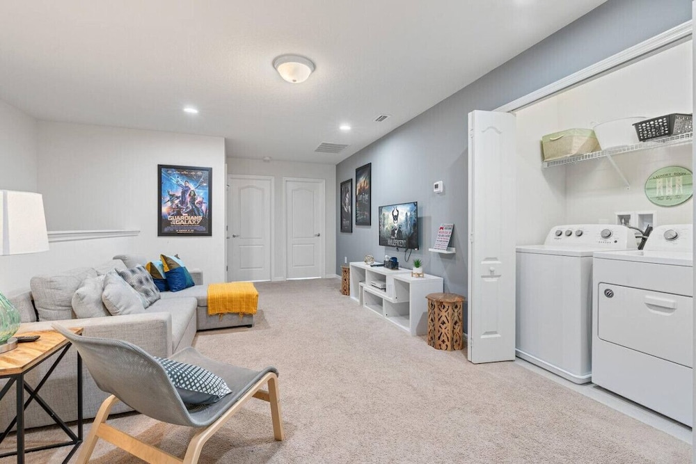 Spacious 5BR Villa w Private Pool Near Disney