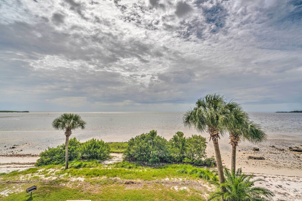 Beach & Pool Access at Condo on Cedar Key!
