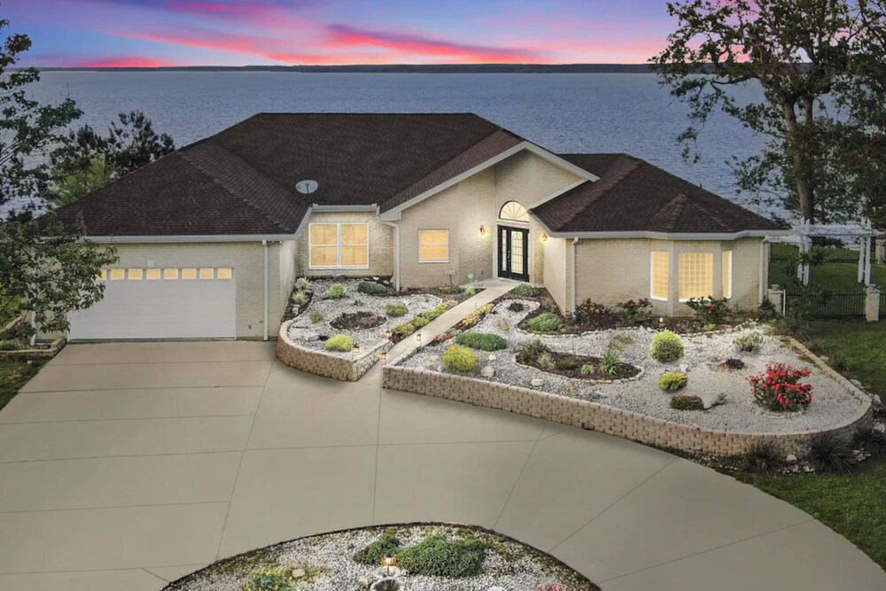 Boat Dock & Hot Tub: Waterfront Home in Milam!