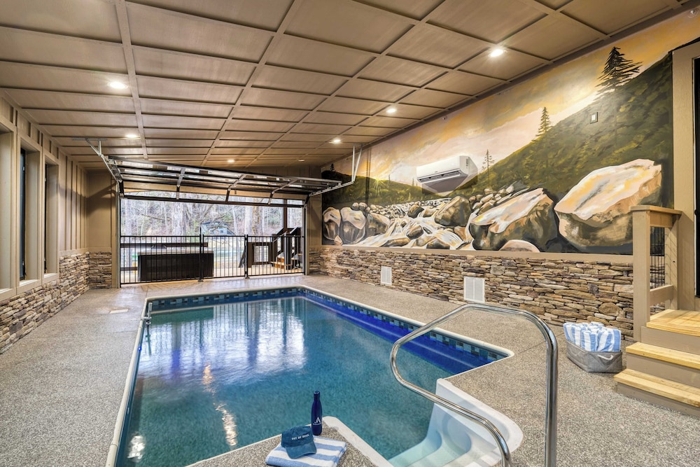 Kings Crown by Avantstay Indoor Pool, Hot Tub, Firepit, Theater All-season Retreat