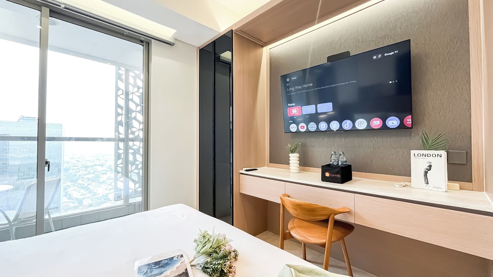 Modern Minimalist Studio Room At Gold Coast Apartment
