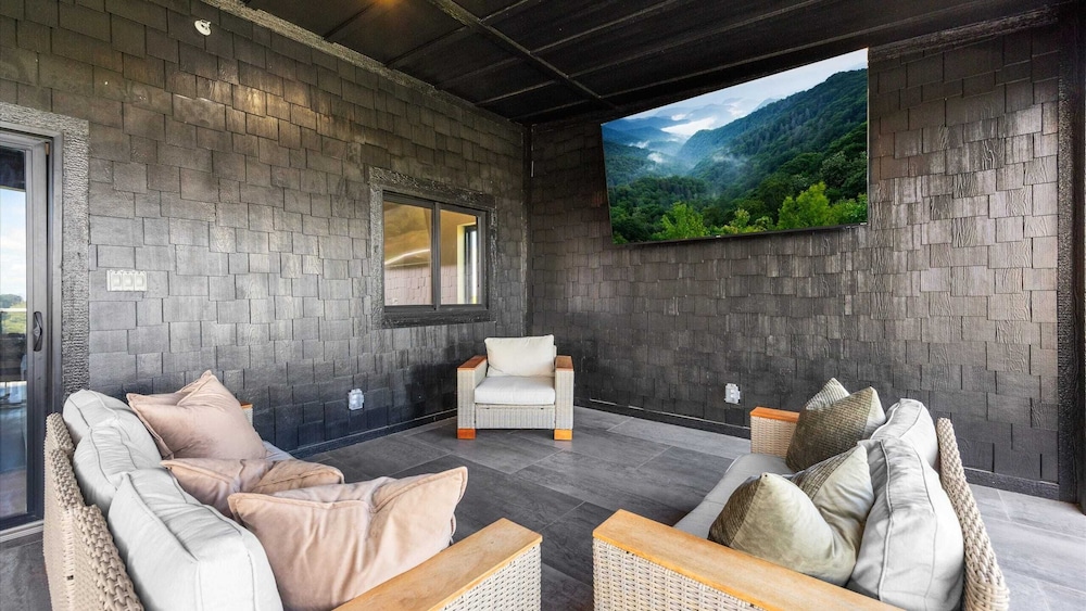 The Back Nine Retreat by Avantstay Private Golf Sim, Firepit & Mountain Views Near Dollywood