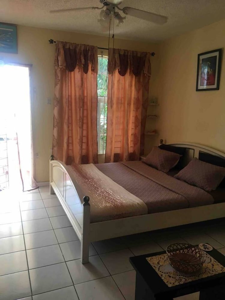 1 Bed Villa - Sleeps 2 - Garden - Parking - Wifi view 2