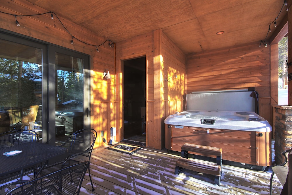 Lofty Fox Villa by RedAwning view 3