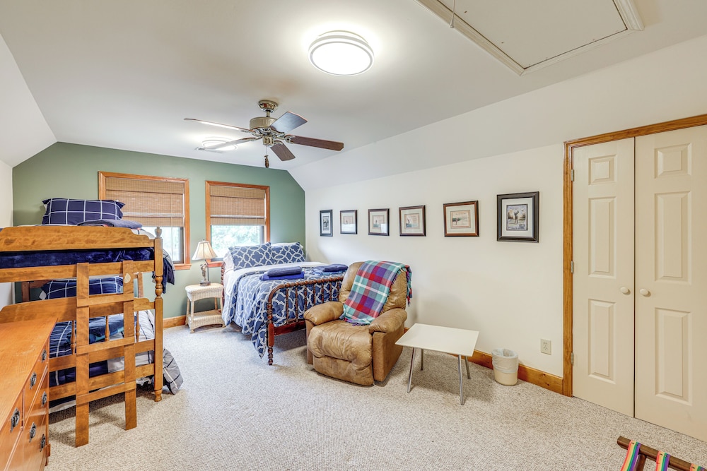 Waterfront Gem on Lake Martin w/ Kayaks & Dock!