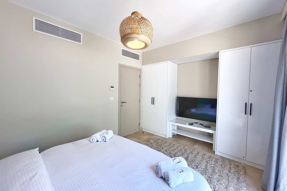 Xuru Stays I Exotic 1bdr w/ Outdoor Terrace Pool & Beach Access