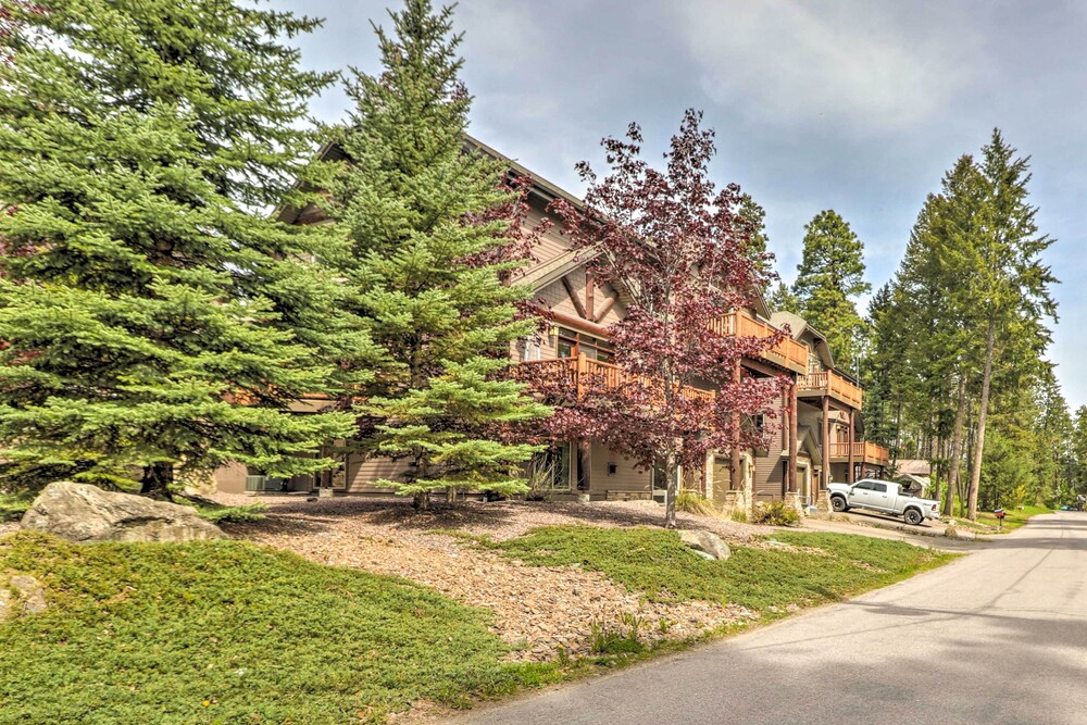 Flathead Lake Getaway w/ Balcony, Fireplace!