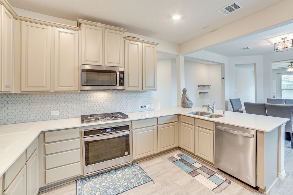 Walk to Lake Ray Hubbard: Spacious Family Home!