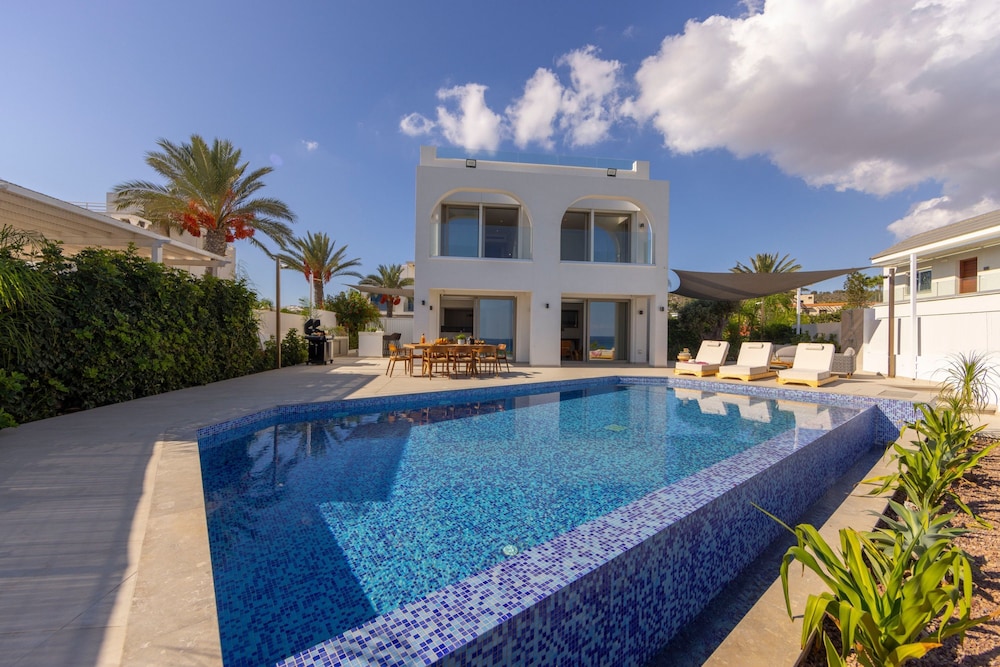 Protaras Beachfront Villla Mimosa