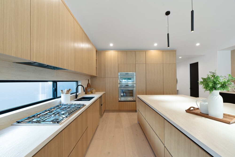 Noble Modern - Urban Sanctuary in Sherman Oaks With Poolside and Patio