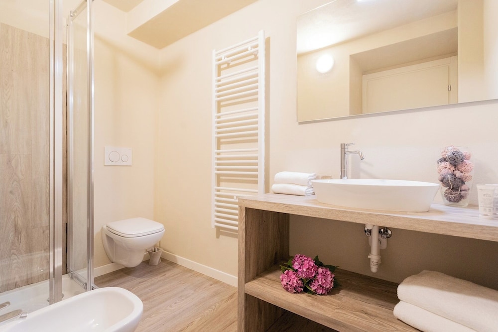 Romantic Escape City Centre With Jacuzzi & Parking by Rent all Como