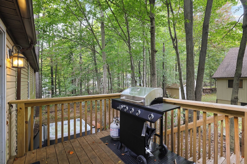 Moshannon Tree-lined Pocono Retreat w/ Hot Tub, Firepit & Pool Table