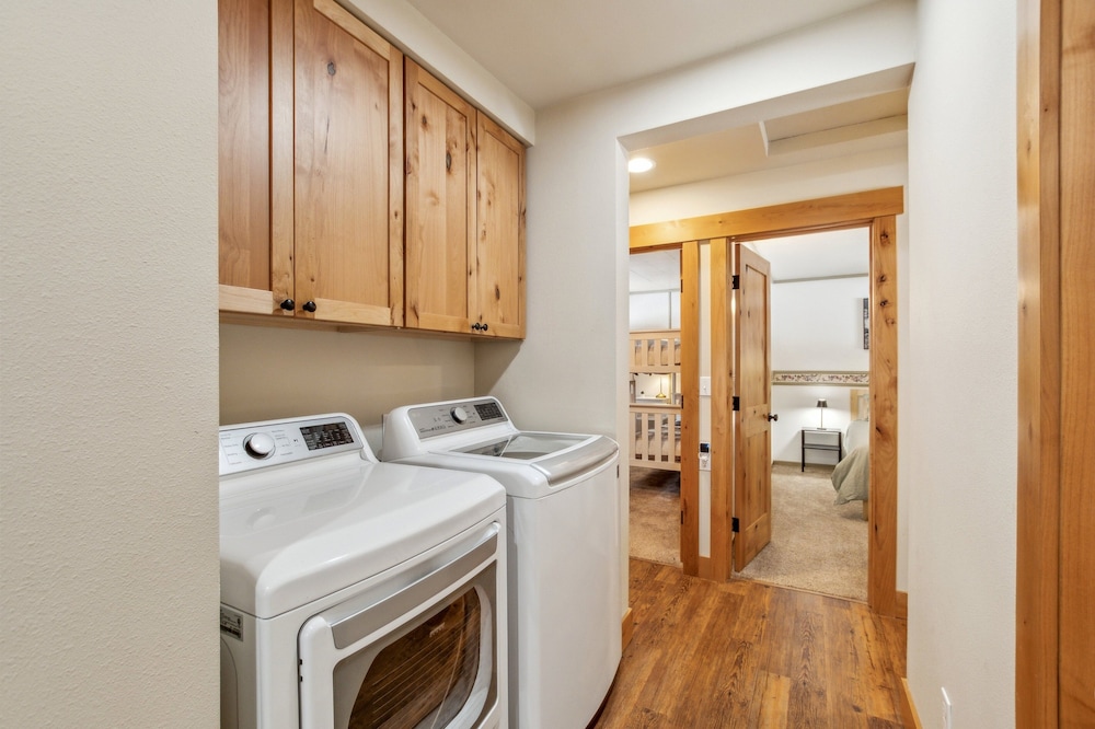 Mountain Retreat With Hot Tub, Game Room And Yard 3 Bedroom Home