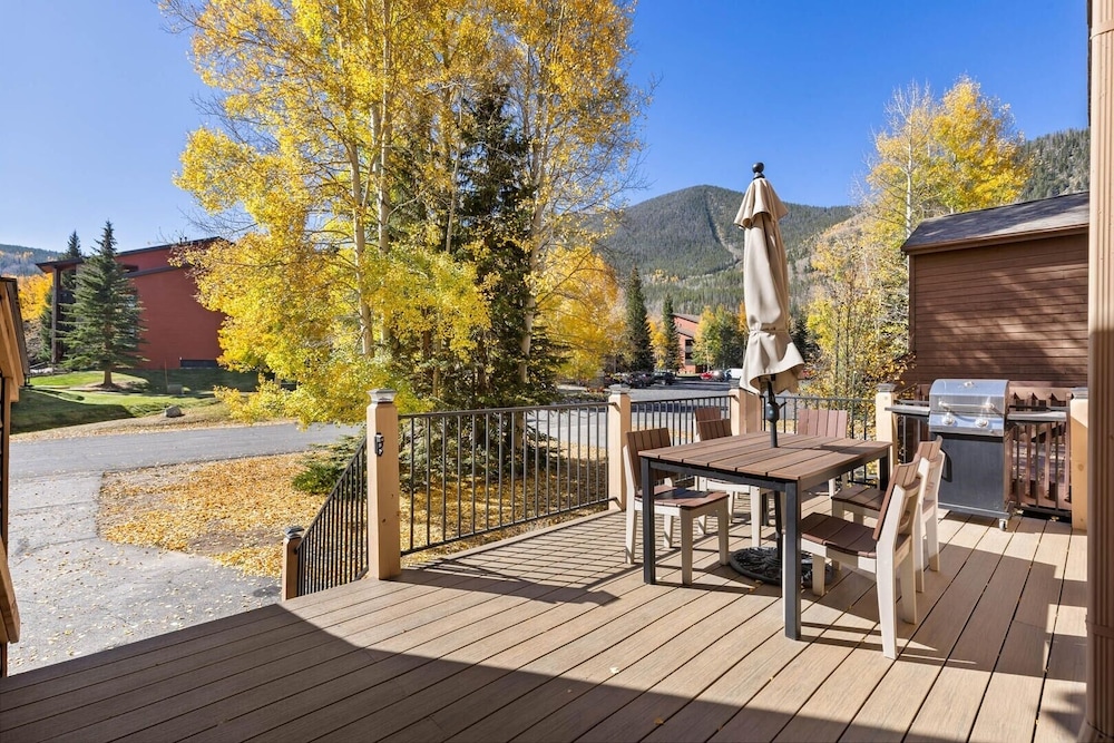 Mountainside 523 3 Bedroom Home by RedAwning