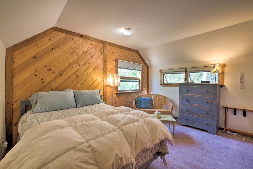 Boothbay Harbor Cabin w/ Spacious Deck & Yard!