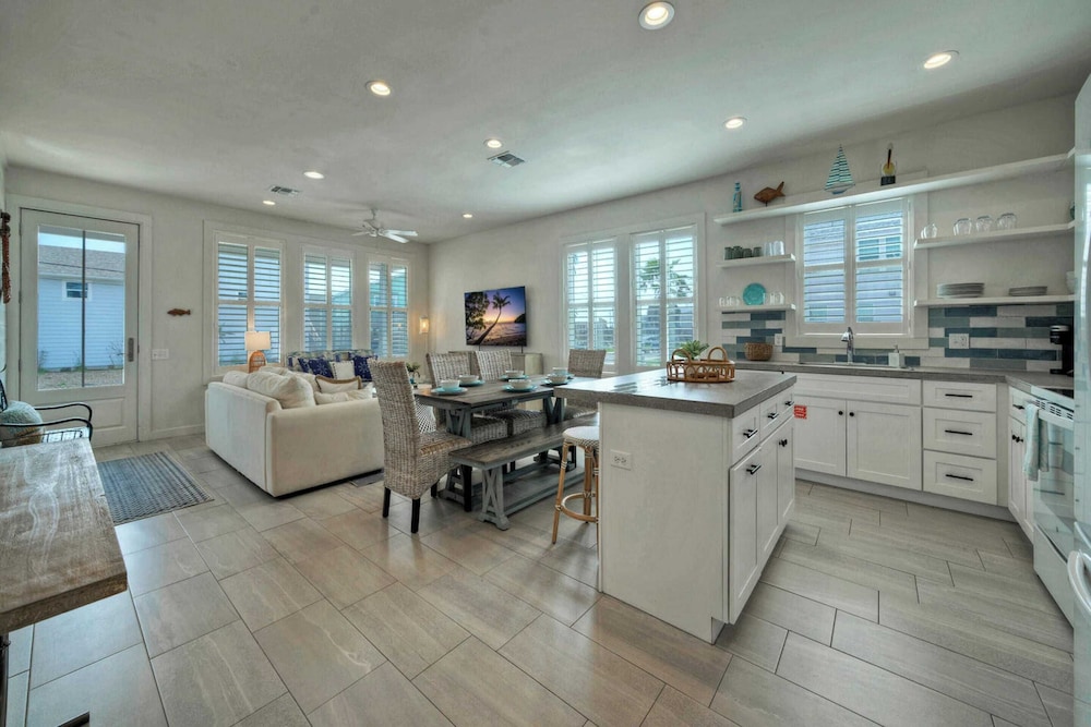 Sleeps 20 2 Homes in Mercer Village w/ Pool Heart of Old Town, Walkable