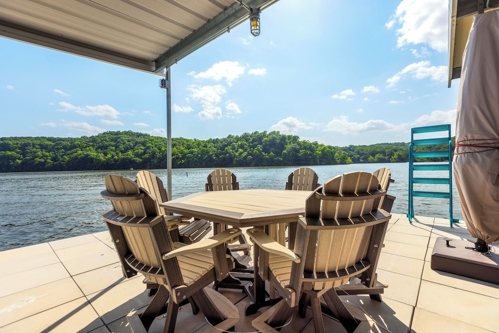 Lakeside Oasis Room for 12!