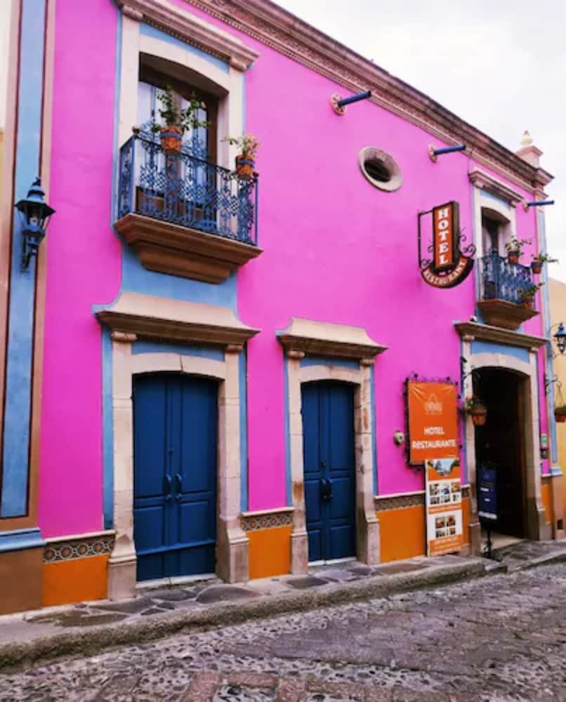 Hotel Centenario Centro de Peña de Bernal - Image 1