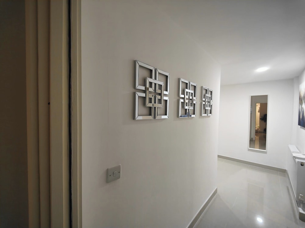 Leeds 3 Bed En-suites Apartment Retreat- Sleeps 9