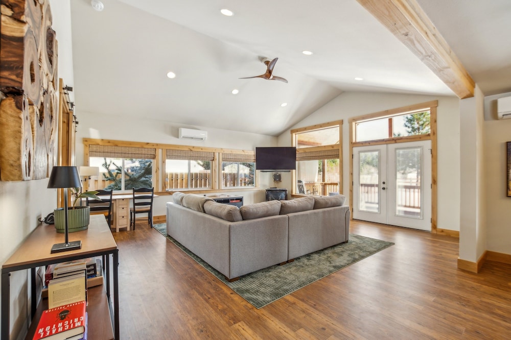 Mountain Retreat With Hot Tub, Game Room And Yard 3 Bedroom Home