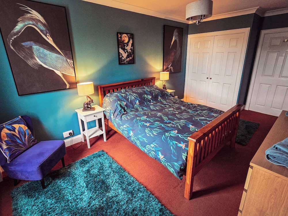 2 Bed House - Sleeps 4 - Pets - Parking - Wifi