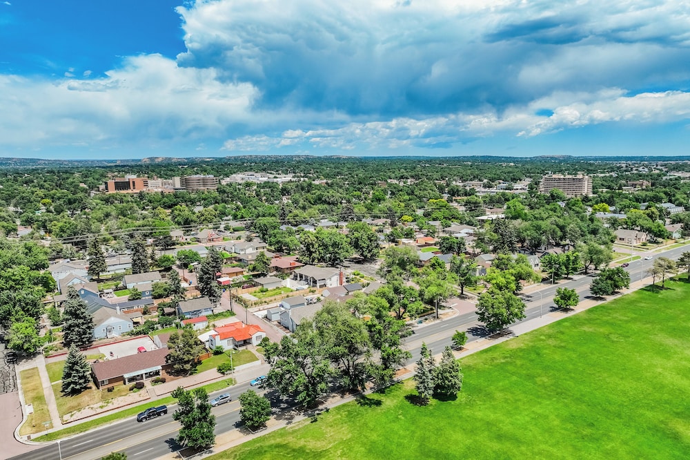 1318 E Pikes Peak