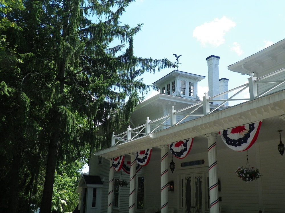 Homeport Inn and Tavern