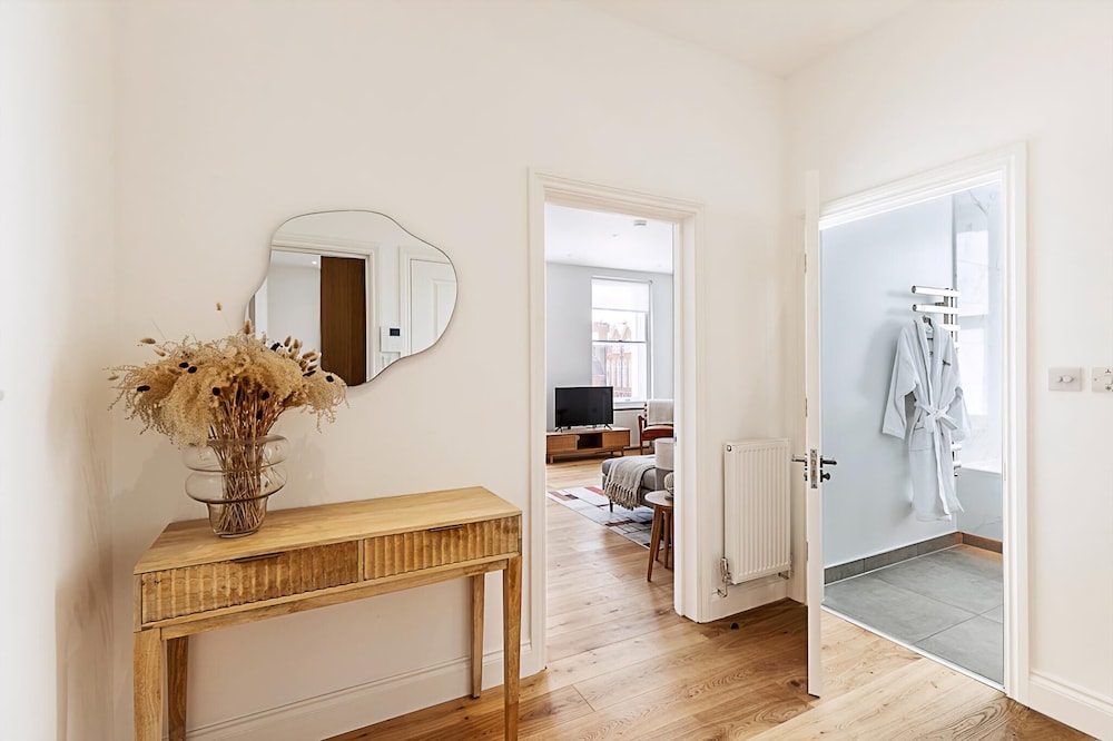 Stylish Chelsea Escape With Private Outdoor Oasis!