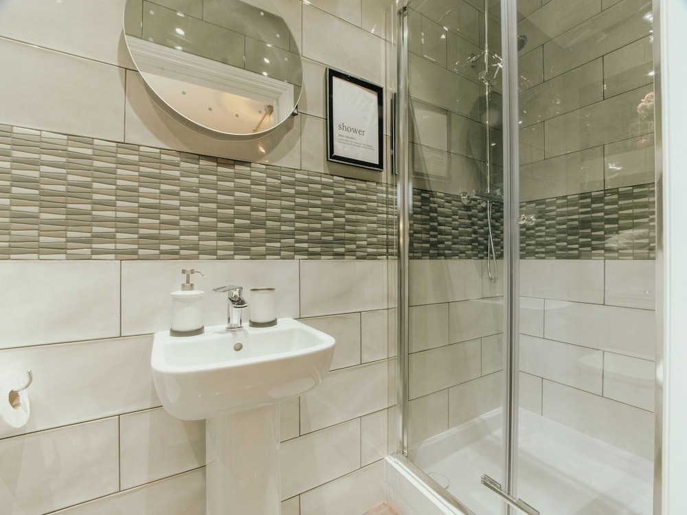Chic & Cheerful 1bedroom in Historic Building