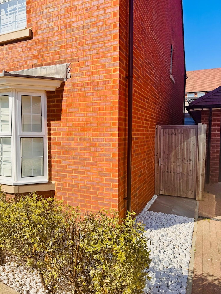 Luxurious Majestic 4 Bedroom- Free Parking