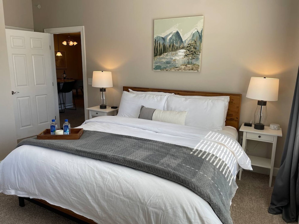 2BR Water Views W D Walkable Pool Gym