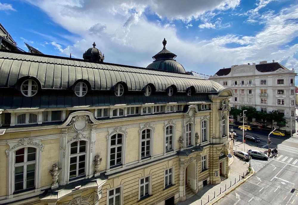 Luxury 3BR Apartment Near Basilica & Parliament