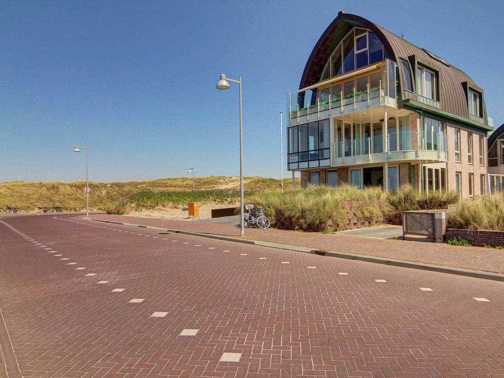Apartment by the Beach With Sea Views
