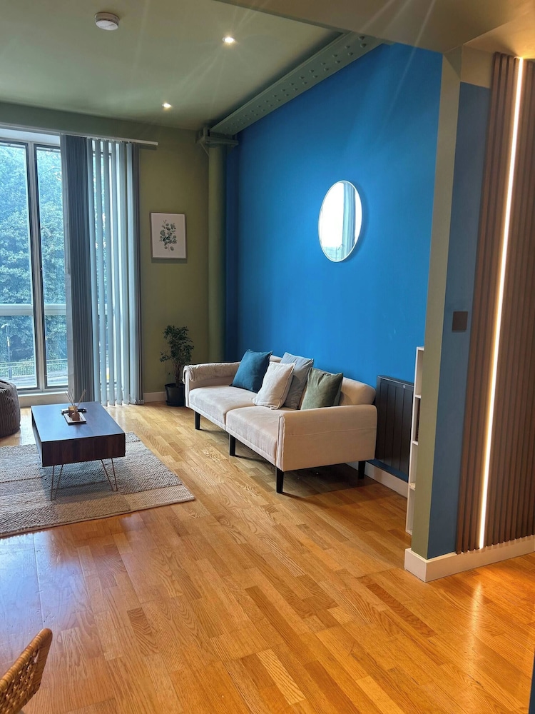Modern City Blue Apartment Next To The AO Arena Free Parking