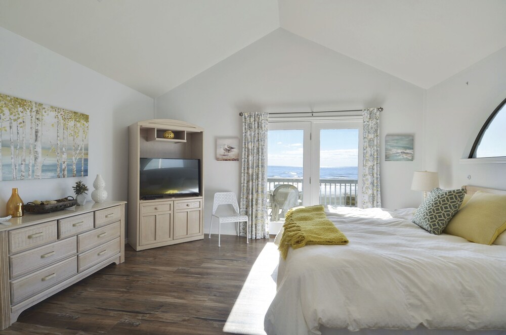 Beachfront Dolphin by Ryson Vacation Rentals