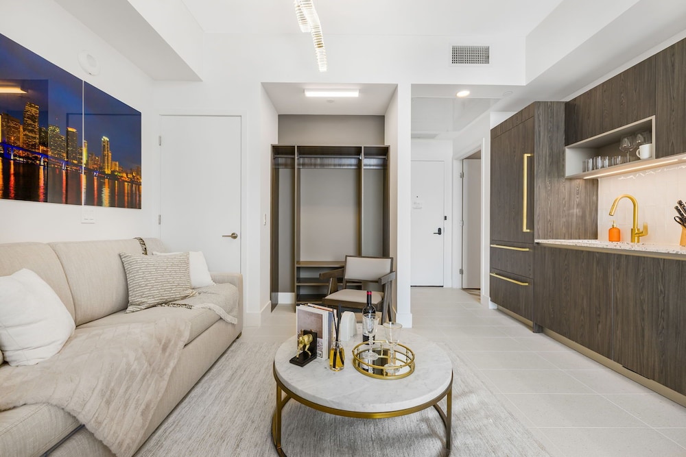 Lux Studio W City Views and Pool