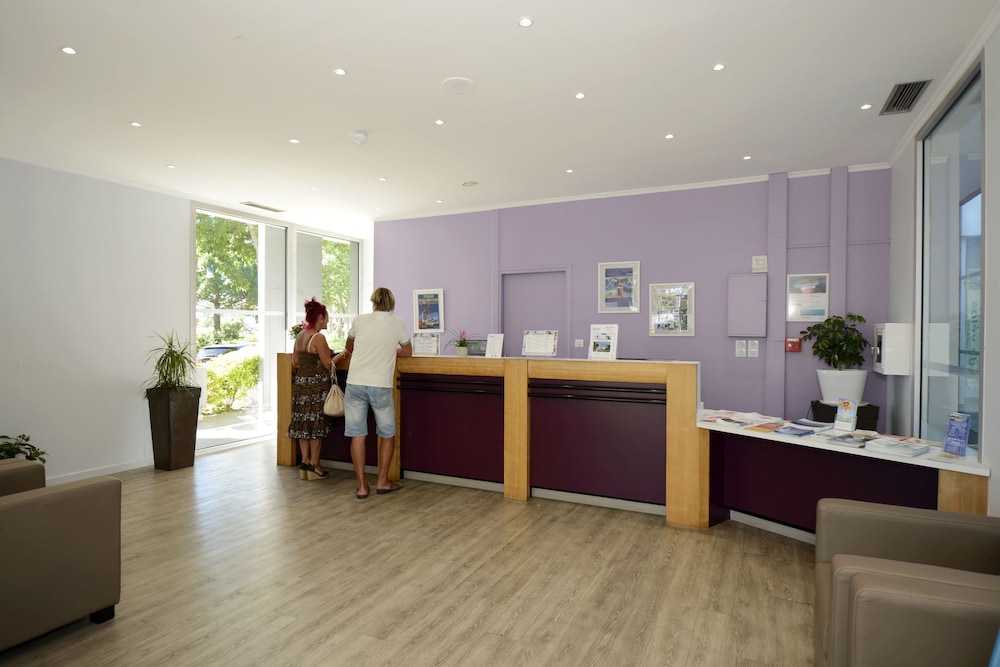 Lobby & Reception
