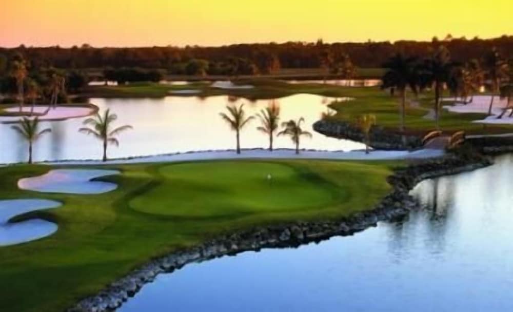 Solterra Vacation Rental: Luxury 3-BR Condo with Lake & Golf Views. Access to Luxury Pool, Hot Tub, and Golf Courses at Lely Resort. Close to Naples Beache