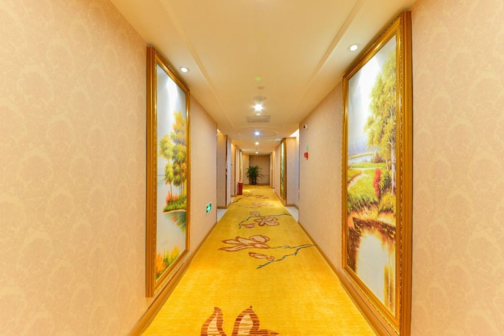 Vienna Hotel Fuyong Exhibition Center
