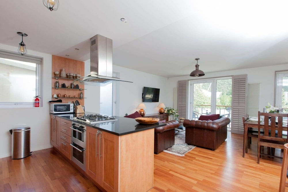 Holyrood Residence - Luxury Apartment With Parking
