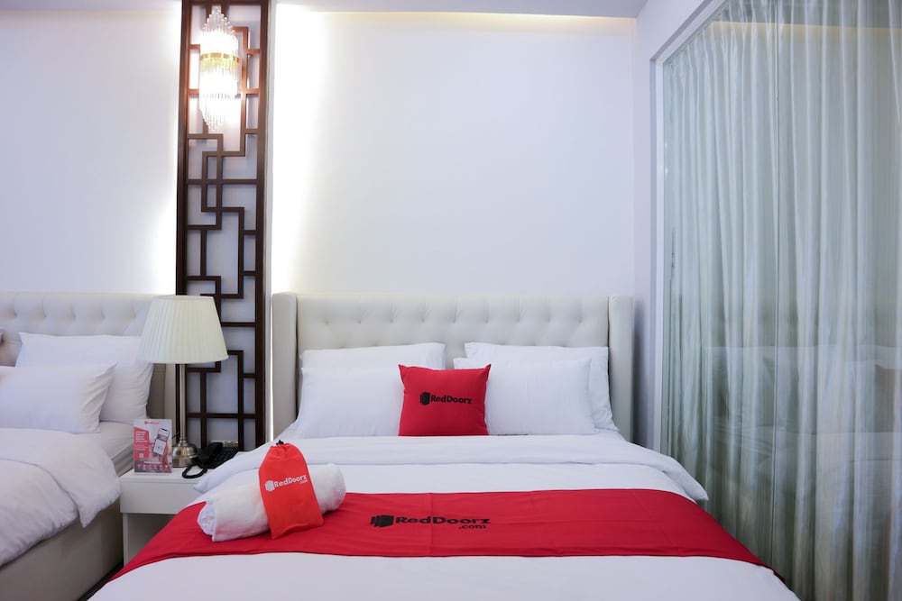 RedDoorz Premium @ Nguyen Oanh Street
