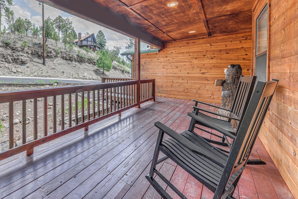 1 Mi to Grindstone Lake: Modern Ruidoso Retreat!