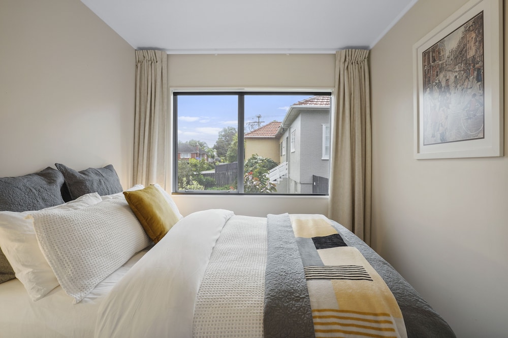 Modern Central Home - Parking & Aircon view 4