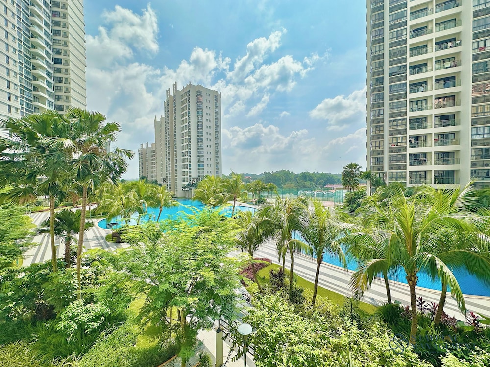 Country Garden Danga Bay Sea View Homestay by Stayrene