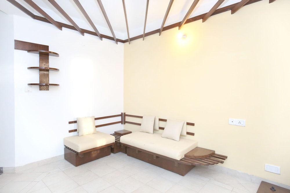 OYO 10976 Home Cheerful 2BHK Scenic Barog