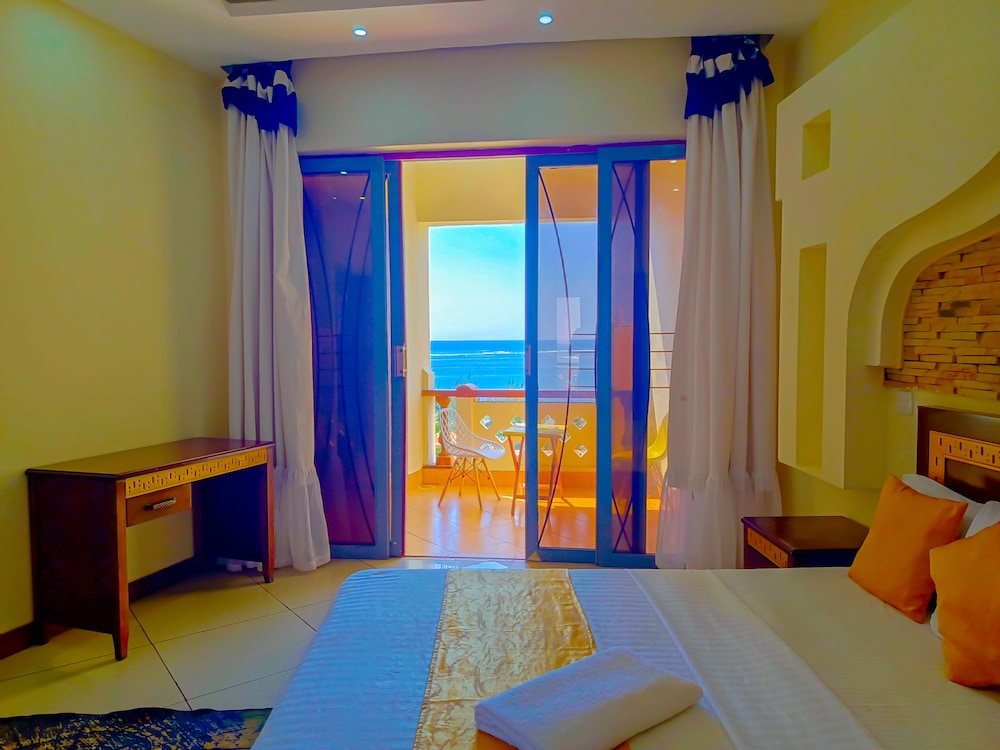 Ishara Beachfront Homes And Suites view 3