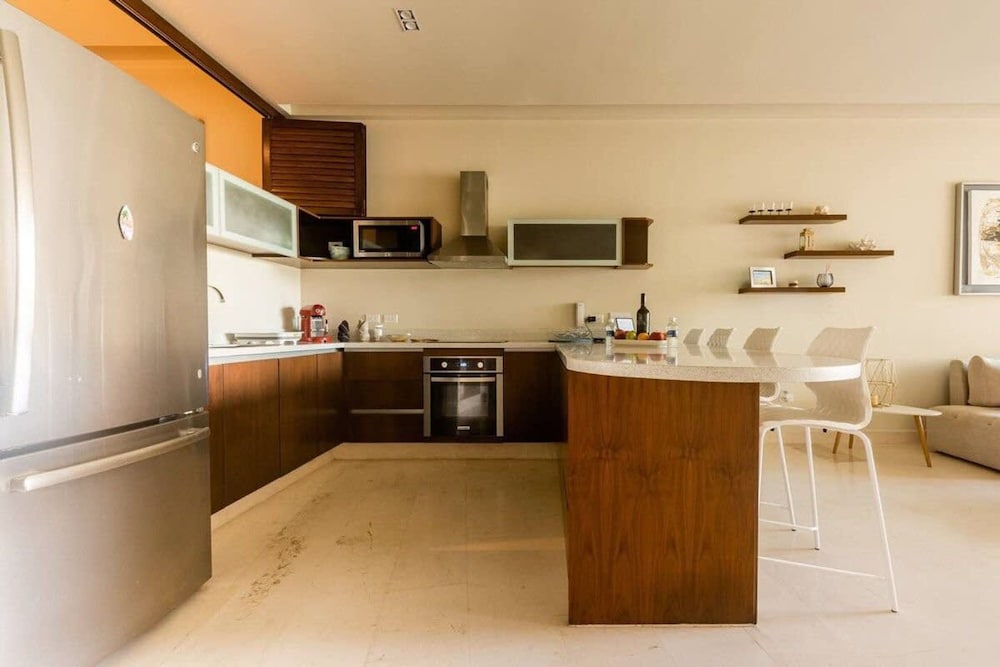 1 Br Steps From the Beach Roof w Ocean View
