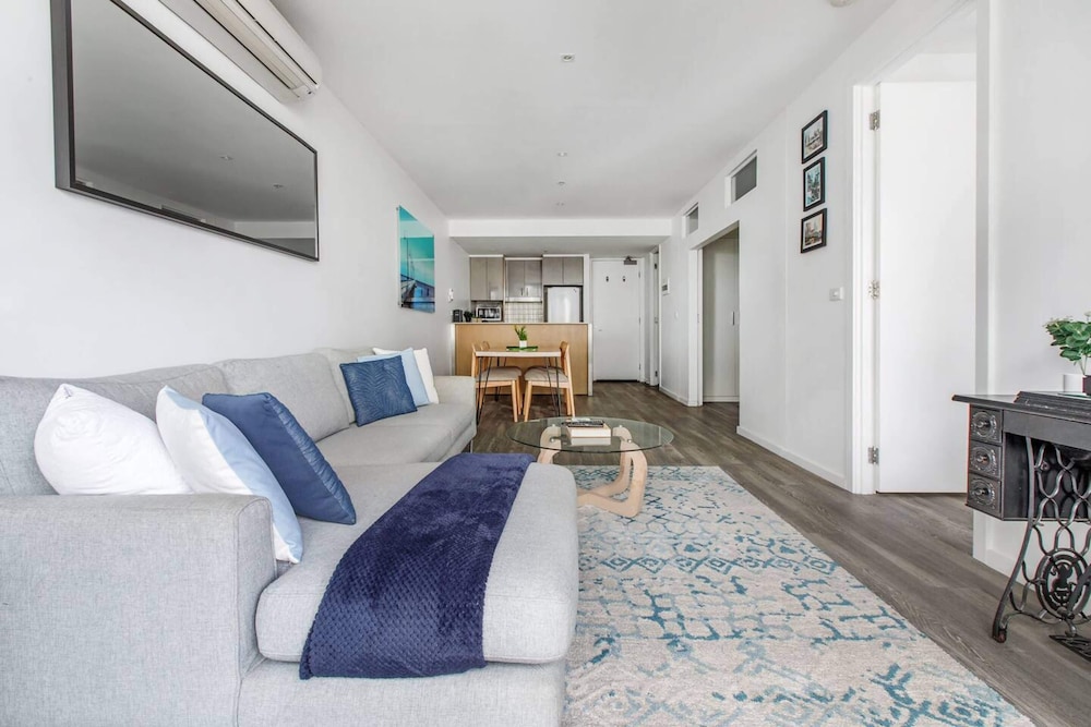 Beautiful 2BR APT With Balcony, Pool and Gym