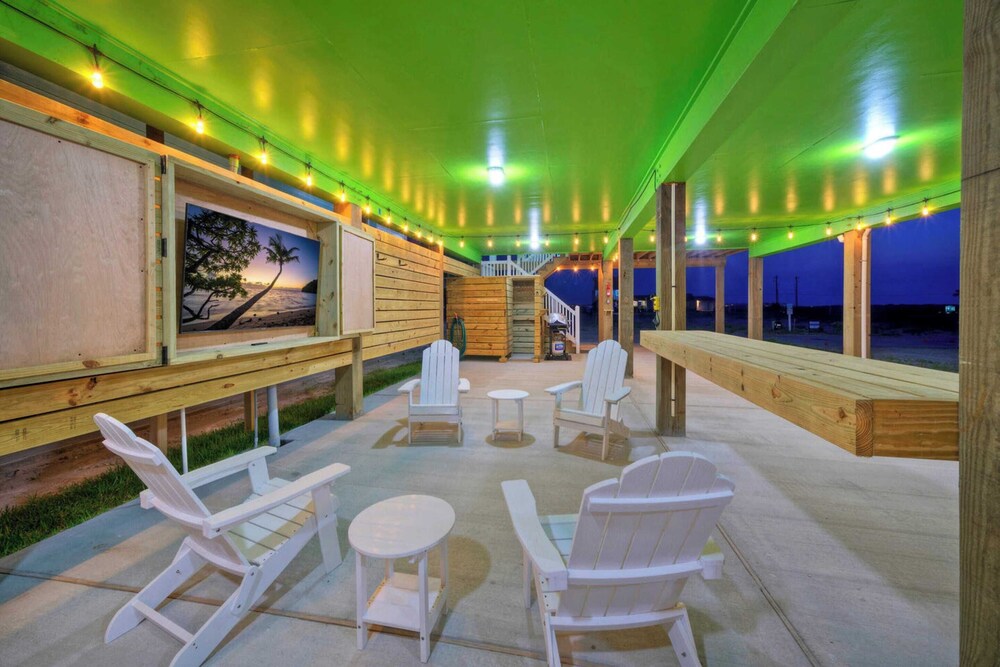 Sleeps 21, 2 Homes Private Pool, Patio Lounge w/ Fire Pit, Bar, TV, & Games